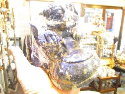 画像3: パワーストーン・京都/【一点もの】【靴から顔を出すわんちゃん(犬)！】彫刻【ソーダライト】１、８８ｋｇ《置物・インテリア》【天然石の京屋】