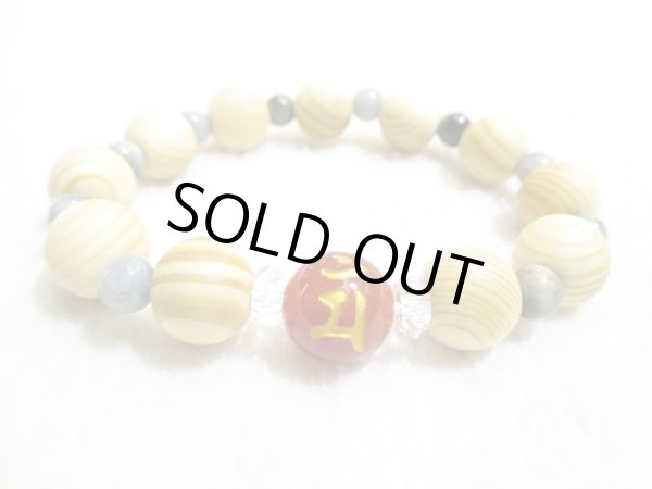 画像1: パワーストーン・京都/【２０２３年開運、金運上昇、健康、人間関係円滑】≪レディース≫【文殊菩薩・守護梵字(マン)】彫刻【カーネリアン】１２ｍｍ【ボタンカット水晶】【イーグルアイ(グレータイガーアイ)】【高野槙】ブレスレット、桐箱付き【伏見の京屋】 (1)