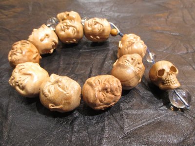 画像2: パワーストーン・京都/【仏教三宝の守護、現世利益、邪気払い】【十八羅漢(釈迦の直弟子)】【髑髏(スカル)】【一級職人彫刻(両面彫刻)桃の木】【本水晶】【正絹紐編み房仕上げ】数珠ブレスレット【伏見の京屋】