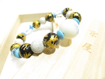 画像1: パワーストーン・京都/【徳と財、霊と護、女神と龍王の神縁結び】【弁財天真言】彫刻【ホワイトアンバー】【弁財天】彫刻【本水晶】【八大龍王神(龍神八神)】彫刻【オニキス】【北投石】【そろばん珠ターコイズ】ブレスレット、桐箱付き【伏見の京屋】