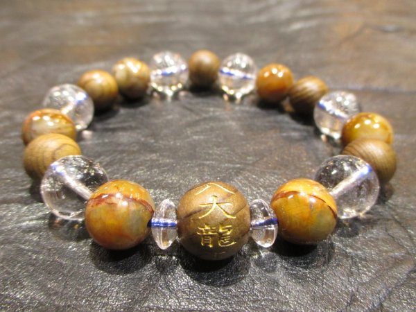 画像1: パワーストーン・京都/【金運、商売繁盛、家運隆盛、水難防止、子孫繁栄、五穀豊穣、社会的成功、必勝祈願】【八大龍王神】彫刻【神代杉】【ピーターサイト】【ヒマラヤ産本水晶】ブレスレット、桐箱付き【伏見の京屋】 (1)