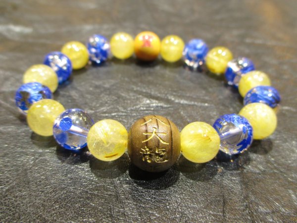 画像1: パワーストーン・京都/【金運、商売繁盛、家運隆盛、水難防止、子孫繁栄、五穀豊穣、社会的成功、必勝祈願】【八大龍王神】彫刻【神代杉】【そしじ(宗、主、神)】彫刻【柘植】【皇帝龍彫刻本水晶(八神)】【ゴールドルチルクォーツ】ブレスレット、桐箱付き【伏見の京屋】 (1)