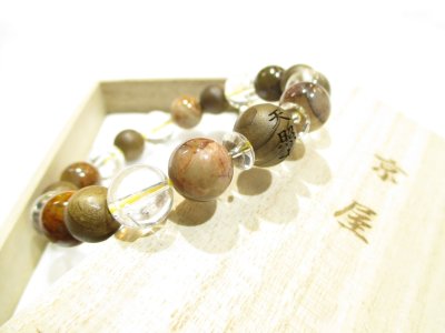 画像2: パワーストーン・京都/【日本の神様】【天照大御神 (あまてらすおおみかみ)】彫刻【神代杉】【ピーターサイト】【ヒマラヤ産本水晶】【そろばん珠本水晶】ブレスレット、桐箱付き【伏見の京屋】