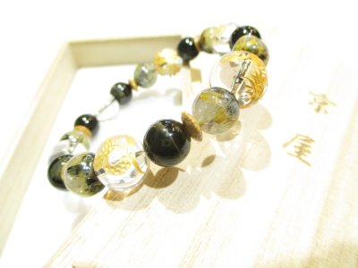 画像1: パワーストーン・京都/【金運・事業運・開運・人徳・霊的守護・健康長寿】【三面大黒天・打ち出の小槌・麒麟・皇帝龍・蛇神・招財進寶】彫刻【本水晶】【ブルータイガーアイ】【太陽ルチルクォーツ(ヘマタイト入り金針水晶)】【天竺菩提樹】ブレスレット≪GGR-061≫桐箱付き【伏見の京屋】